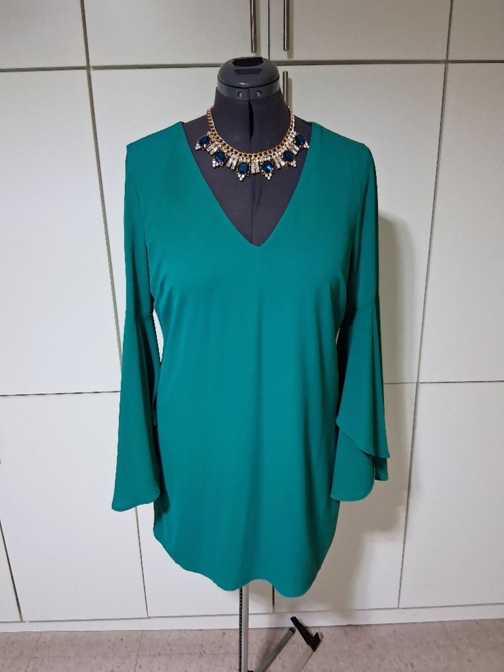 2 items - Bebe Butterfly Sleeve Emerald Green Shift Mini Dress Size L & Necklace - Picture 2 of 10